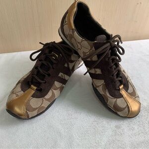 Coach like new Katelyn sneaker women’s 6 leatherwear signature logo brown gold